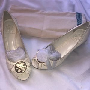 Tory Burch 7.5 medium size white peep toe wedges